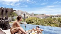 Momen kedekatannya dengan sang buah hati juga tampak saat mereka berlibur ke Bali. Mereka menikmati floating breakfast di hotel berbintang di Bali. Foto: Instagram @bclsinclair