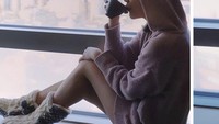 Gaya BCL saat liburan di Jepang ini seperti anak-anak gen Z zaman sekarang. Ia tengah menikmati kopi sambil menikmati pemandangan dari jendela. Foto: Instagram @bclsinclair