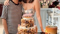 Seperti momen saat merayakan hari ulang tahun. Ia mendapat kejuutan berupa donat yang ditata bertingkat seperti kue ulang tahun dari Noah Sinclair. Foto: Instagram @bclsinclair