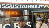 Bus listrik ini sudah disiapkan oleh Panitia Lokal (LOC) FIBA World Cup 2023 untuk memudahkan penonton di Indonesia Arena. Foto: Mercy Raya/detikcom