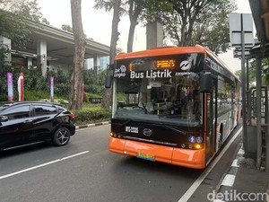 Penonton FIBA World Cup 2023 di Jakarta Antusias Naik Bus Listrik