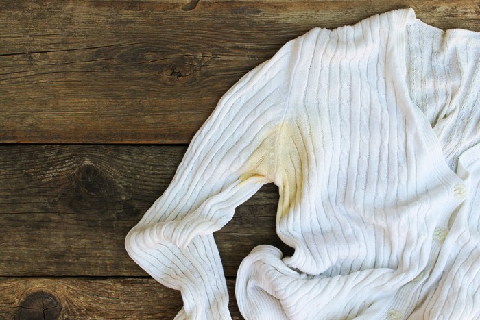 Cara Menghilangkan Noda Kuning di Baju Putih