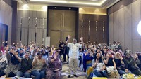 Usai memasak, chef Yongki Gunawan langsung turun dari panggung. Mengambil posisi di tengah ballroom, ia berfoto dengan seluruh peserta. Foto: detikFood/Yenny Mustika Sari