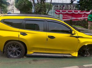 Pajero Tabrak Separator Busway di Jakbar Lalu Serempet Mobil, Pengemudi Luka