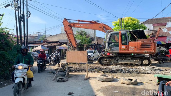 Ekskavator terparkir di tengah jalan di Medan. (Raja Malo Sinaga/detikSumut)