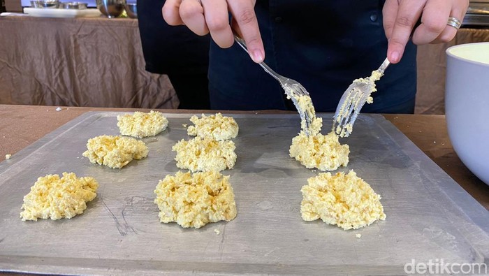 Ini Tips Membuat Kue Emping Melinjo yang Renyah Gurih