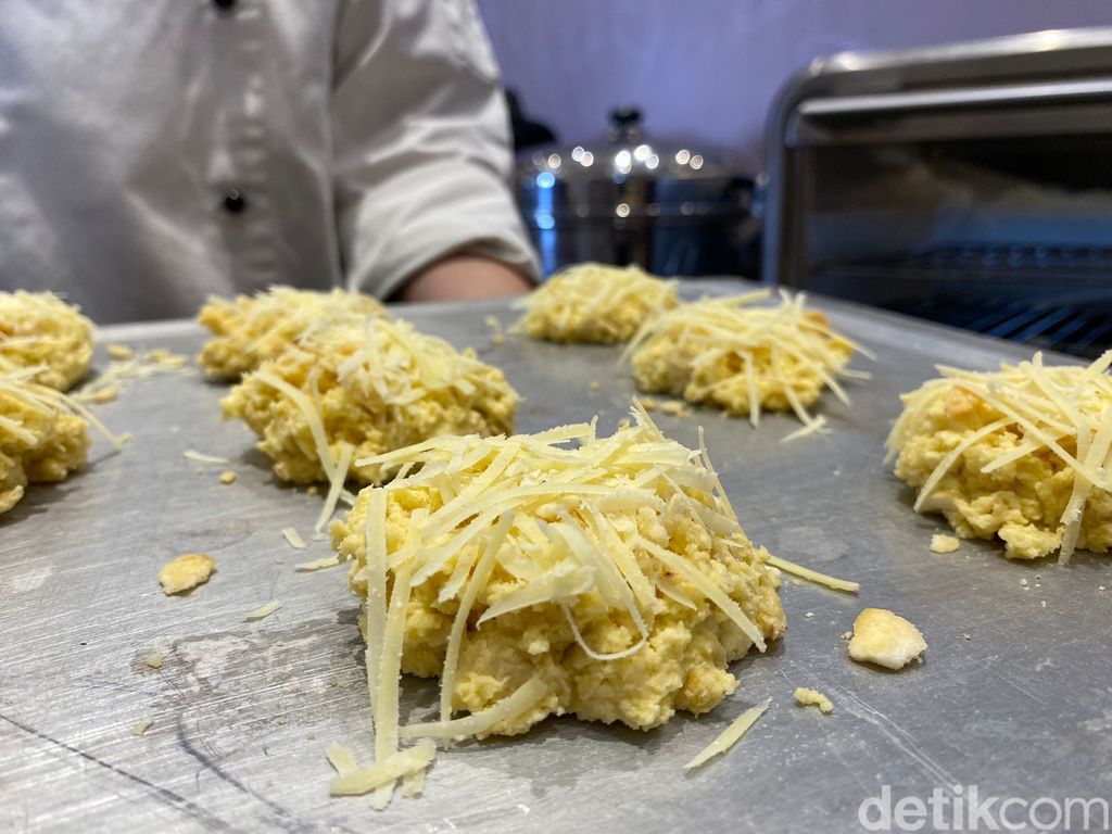 Ini Tips Membuat Kue Emping Melinjo yang Renyah Gurih