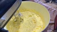 Pada resep terakhir ada menu emping melinjo cookies ala chef Yongki. Dimulai dengan teknik mengocok mentega hingga lembut, semua tahapan dipraktikkan dengan berurutan. Foto: detikcom