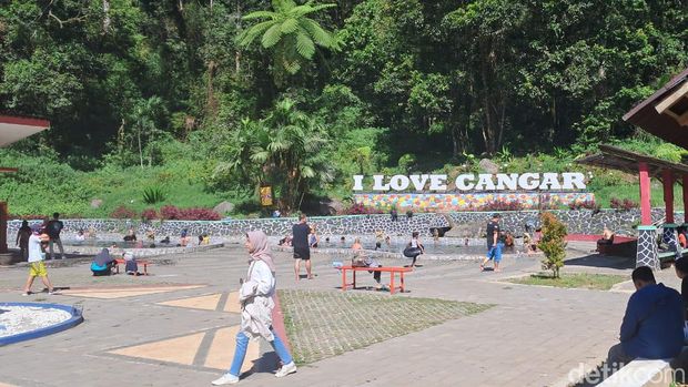 Fasilitas baru Pemandian Air Panas Cangar di Kota Batu