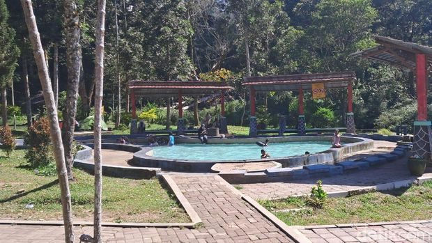 Fasilitas baru Pemandian Air Panas Cangar di Kota Batu