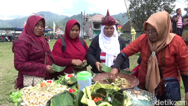 Festival Rujak Otek digelar di lapangan Desa Sumber Wuluh, Kecamatan Candipuro, Lumajang. Puluhan warga yang sehari-hari berjualan rujak otek meramaikan festival ini.