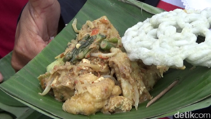 Festival Rujak Otek digelar di lapangan Desa Sumber Wuluh, Kecamatan Candipuro, Lumajang. Puluhan warga yang sehari-hari berjualan rujak otek meramaikan festival ini.