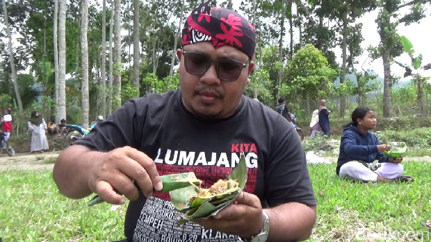 Festival Rujak Otek digelar di lapangan Desa Sumber Wuluh, Kecamatan Candipuro, Lumajang. Puluhan warga yang sehari-hari berjualan rujak otek meramaikan festival ini.