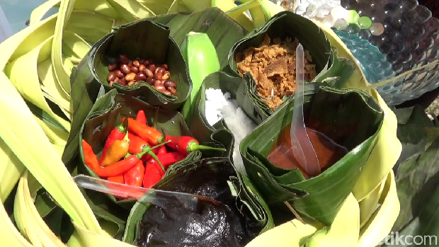 Festival Rujak Otek digelar di lapangan Desa Sumber Wuluh, Kecamatan Candipuro, Lumajang. Puluhan warga yang sehari-hari berjualan rujak otek meramaikan festival ini.