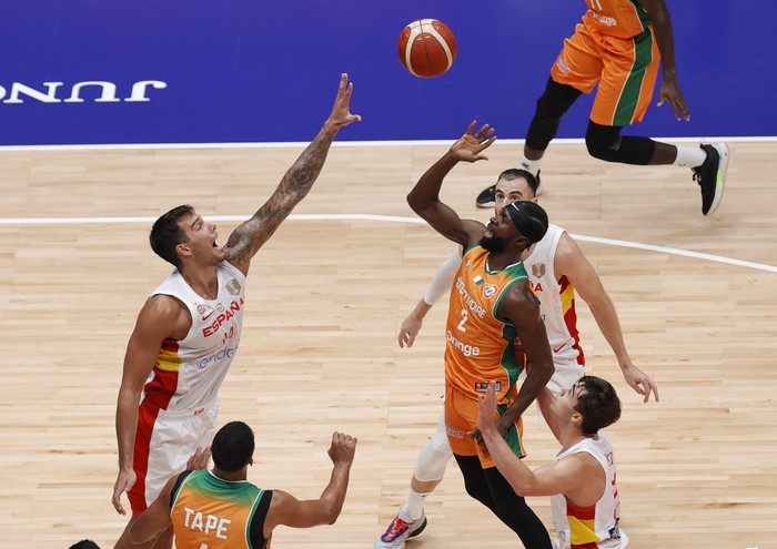 Basketball - FIBA World Cup 2023 - First Round - Group G - Spain v Ivory Coast - Indonesia Arena, Jakarta, Indonesia - August 26, 2023 Spains Willy Hernangomez in action with Ivory Coasts Bazoumana Kone REUTERS/Willy Kurniawan