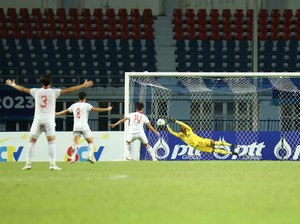 Simpati Kiper Vietnam ke Ernando Ari Usai Drama Adu Penalti