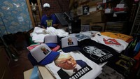Foto Trump dengan mengenakan jas dengan dasi merah dan wajah cemberut diambil saat ia menyerahkan diri ke penjara Fulton County di Atlanta, Georgia, pada Kamis (24/8) waktu setempat, atas kasus usaha membalikkan kekalahannya dalam Pemilu AS 2020 di Georgia. 