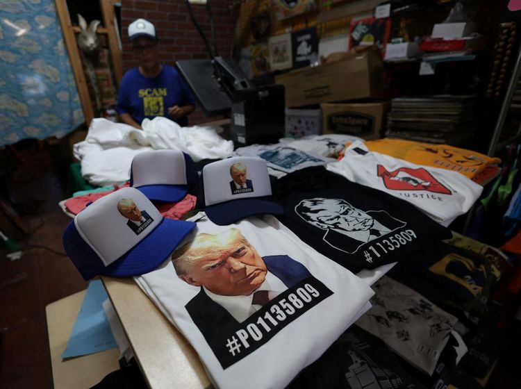 Foto Donald Trump Ditangkap Jadi Merchandise Gelas hingga Baju