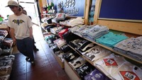 Merchandise itu dijual sebagai penggalangan dana tim kampanye dengan harga beragam. Kaus bertuliskan NEVER SURENDER dijual USD 34 atau sekitar Rp 540 ribu, tempat minuman dijual USD 15 atau sekitar Rp 229 ribu, dan cangkir dijual USD 25 atau sekitar Rp 382 ribu. 