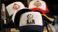 Y-Que, sebuah toko di pinggiran Los Angeles, Los Feliz, telah mengambil mugshot tersebut dan menaruhnya di T-shirt, mug, dan topi kurang dari 24 jam setelah diambil. Para pendukung dan manajer kampanye menyambut baik foto penangkapannya, karena mereka mendukung klaim Trump bahwa tuduhan terhadap dirinya bermotif politik.
