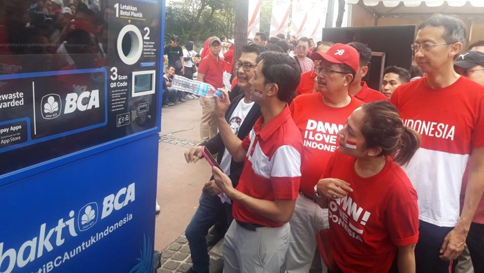 PT Bank Central Asia Tbk (BCA) menyelenggarakan kegiatan Gebyar BCA Merah Putih dalam rangka memperingati Hari Ulang Tahun (HUT) Republik Indonesia ke-78. Kegiatan ini diikuti lebih dari 1.000 peserta yang terdiri dari jajaran Direksi dan Komisaris BCA, karyawan BCA (Insan BCA), hingga masyarakat umum yang mengikuti kegiatan car free day di Jakarta (27/8).