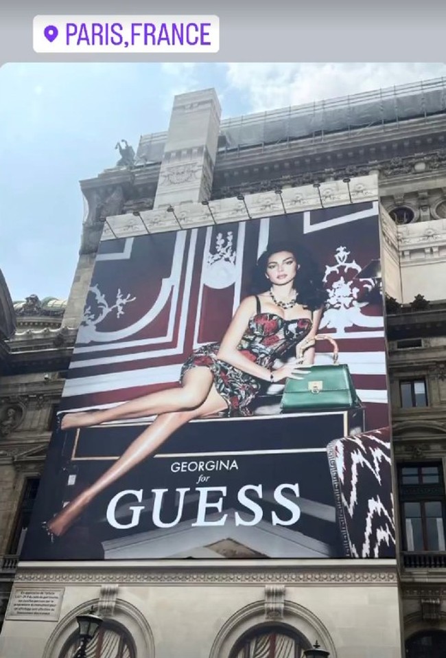 Inilah billboard yang menampilkan foto Georgina Rodriguez sebagai model iklan Guess musim gugur 2023. Pacar Cristiano Ronaldo itu memamerkan foto billboard dirinya yang dipajang di Paris, Prancis. Foto: Dok. Instagram Georgina Rodriguez, Guess