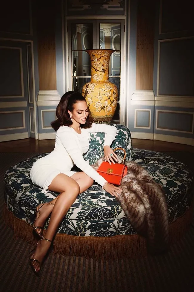 Seperti dikutip dari WWD, Georgina Rodriguez terpilih sebagai model iklan Guess untuk koleksi musim gugur 2023. Kampanye yang dibintangi Georgina disutradari oleh Creative Director Guess, Paul Marciano dan dipotret oleh fotografer Italia Nima Benati. Foto: Dok. Instagram Georgina Rodriguez, Guess