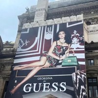Inilah billboard yang menampilkan foto Georgina Rodriguez sebagai model iklan Guess musim gugur 2023. Pacar Cristiano Ronaldo itu memamerkan foto billboard dirinya yang dipajang di Paris, Prancis. Foto: Dok. Instagram Georgina Rodriguez, Guess