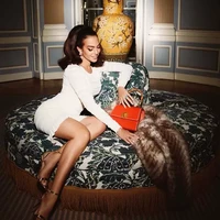 Seperti dikutip dari WWD, Georgina Rodriguez terpilih sebagai model iklan Guess untuk koleksi musim gugur 2023. Kampanye yang dibintangi Georgina disutradari oleh Creative Director Guess, Paul Marciano dan dipotret oleh fotografer Italia Nima Benati. Foto: Dok. Instagram Georgina Rodriguez, Guess