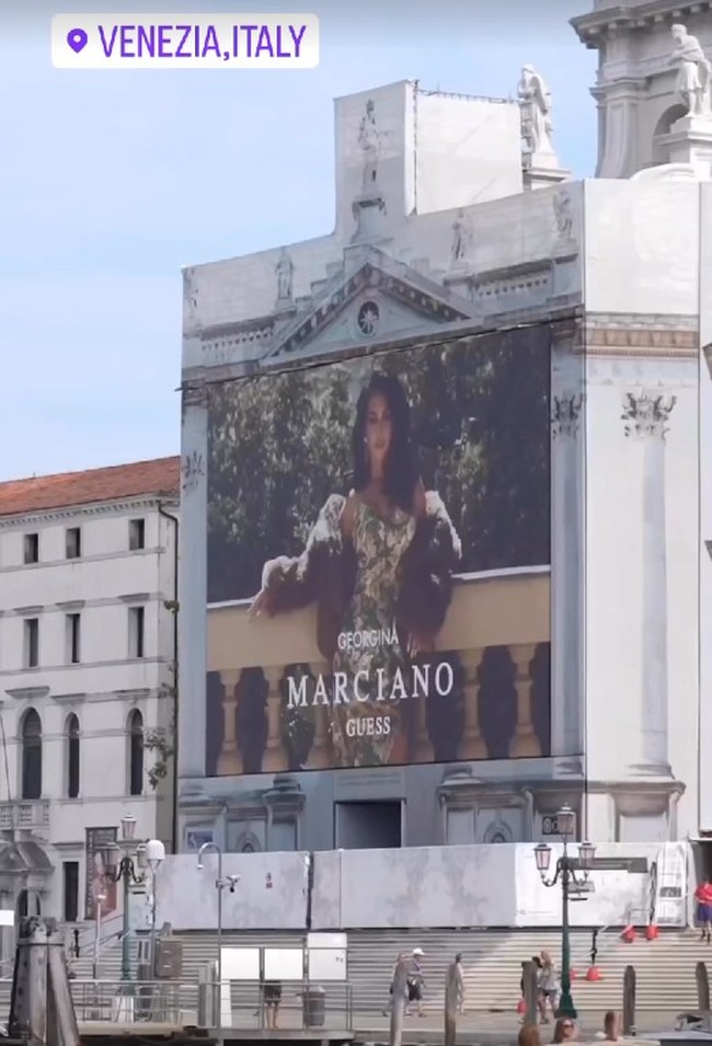 Billboard Guess di mana Georgina Rodriguez menjadi model iklannya juga dipajang di kota mode lainnya yaitu Italia. Georgina pun pamer foto billboard dirinya yang terpasang di Venezia. Foto: Dok. Instagram Georgina Rodriguez, Guess