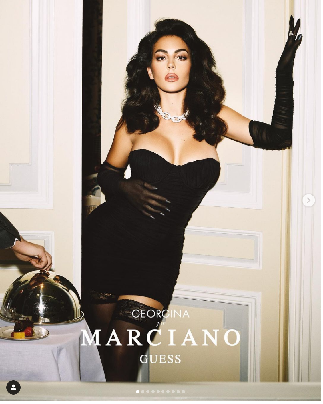 Saat menjalani pemotretan untuk Guess, Georgina Rodriguez tampil dalam berbagai busana mulai dari little black dress hingga mini dress motif bunga. Wanita yang melahirkan dua anak dari hubungannya dengan Ronaldo itu mengaku sangat bangga diajak berkolaborasi untuk Guess. Foto: Dok. Instagram Georgina Rodriguez, Guess