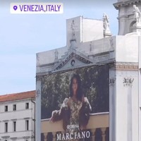 Billboard Guess di mana Georgina Rodriguez menjadi model iklannya juga dipajang di kota mode lainnya yaitu Italia. Georgina pun pamer foto billboard dirinya yang terpasang di Venezia. Foto: Dok. Instagram Georgina Rodriguez, Guess