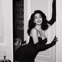 Creativer Diretocr Guess Paul Marciano mengungkapkan alasan memilih kekasih Cristiano Ronaldo itu sebagai model terbaru. “Georgina adalah wanita yang kuat, percaya diri dan berkomitmen. Kampanye ini dan lokasinya bukan hanya menggambarkan kecantikan naturalnya tapi juga sensualitas, kedanimasan dan kekuatan dirinya,” kata Marciano. Foto: Dok. Instagram Georgina Rodriguez, Guess