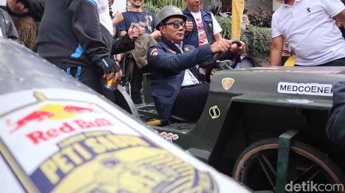 Gubernur Jabar Ridwan Kamil saat meninjau balap kereta peti sabun.