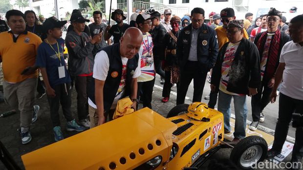 Gubernur Jabar Ridwan Kamil saat meninjau balap kereta peti sabun.