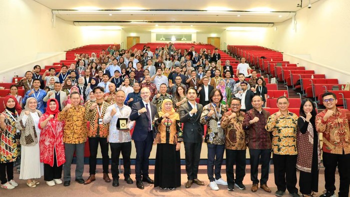 Gubernur Khofifah Indar Parawansa memberi kuliah umum di Inggris