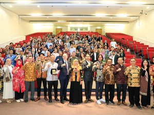 Khofifah Beri Kuliah Umum di Inggris, Sebut Jatim Pusat Gravitasi Indonesia