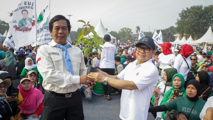 Gus Imin Bagikan 25 Ribu Bibit Pohon di Acara Green Walk