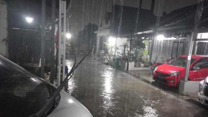 Hujan di kawasan Depok malam ini