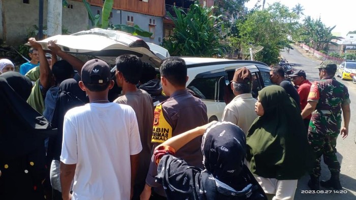 Jasad korban tenggelam di Bone usai dievakuasi.