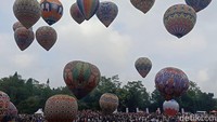Berbeda dengan Festival Balon Udara yang digelar saat lebaran, penerbangan balon udara kali ini, penerbang membuat beraneka formasi saat balon sudah berhasil mengembang dan diterbangkan.
