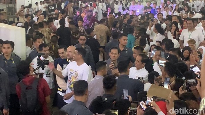 Jokowi dan Bobby Selfie bareng emak-emak di Medan. (Kartika Sari/detikSumut)