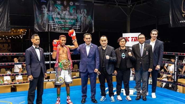 Jon Jon Jet, Ilham Leoisa, dan Emanuel Nahak beraksi dalam laga WBC Asia Continental, Bangkok, Sabtu (26/8/2023)