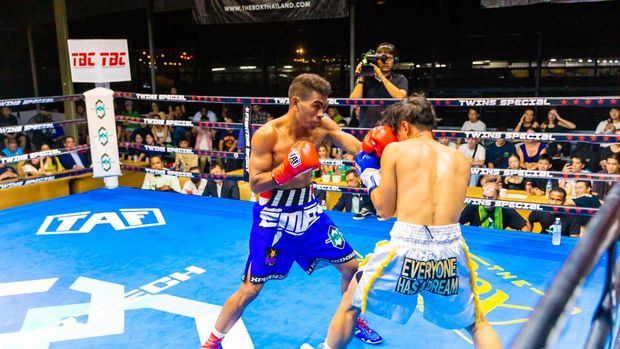 Jon Jon Jet, Ilham Leoisa, dan Emanuel Nahak beraksi dalam laga WBC Asia Continental, Bangkok, Sabtu (26/8/2023)