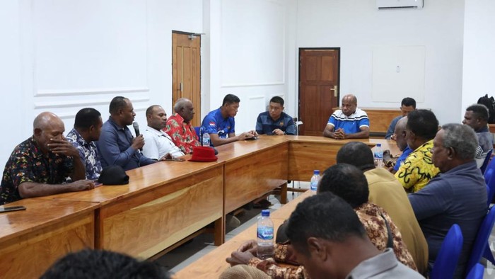 Kapolda Papua Irjen Mathius D. Fakhiri saat bertemu 5 perwakilan suku di Kabupaten Sarmi, Papua.
