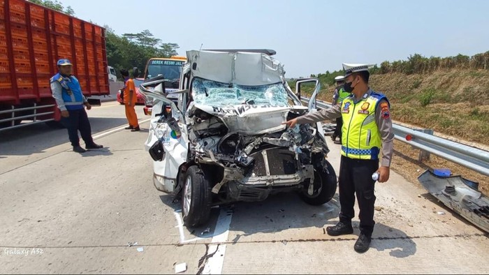 Kecelakaan mobil jenazah menabrak truk di Tol Batang, Minggu (27/8/2023).