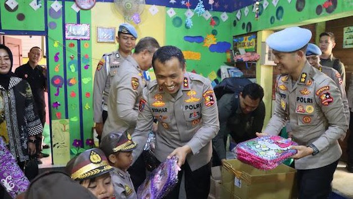 Kepala Divisi Propam Polri Irjen Syahardiantono mengunjungi sekolah Taman Kanak-kanak (TK) di Gunungkidul DIY yang didirikan oleh anggota Provos Bidpropam Polda DIY, Bripka Heri Prasetyo.