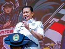 Bamsoet Serahkan Piala Kemenangan Jambore Nasional IMI di Madiun