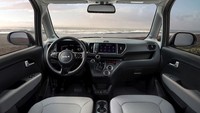 Secara spesifikasi, Kia Ray EV akan didukung baterai LFP 32,2 kWh dan peningkatan aerodinamis, dan dapat menempuh jarak 205 km (127 mil). Jika Anda bepergian dalam kota, performanya diklaim bisa mencapai jarak tempuh 233 km (144 mil). Motor listrik Ray EV memiliki output maksimum 64,3 kW (86 dk) dan torsi maksimum 147 Nm. Foto: Dok. Kia
