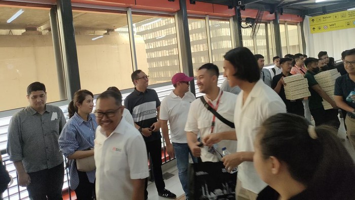 Kiky Saputri jajal LRT